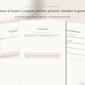 May include: Three white planner pages with black text in Italian. The top reads LA ROUTINE SETTIMANALE, Mettere al sicuro i compiti, definire priorità, chiudere la giornata. The pages feature sections titled Tre priorità, Compiti aperti, and breve rituale serale.