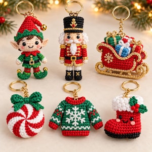 Könnte beinhalten: Sechs gehäkelte Weihnachts-Schlüsselanhänger mit einem grünen Elf, einem Nussknacker, einem roten Schlitten mit Geschenken, einem Pfefferminzbonbon, einem grünen Pullover mit weißer Schneeflocke und einem roten Stiefel mit weißem Rand.