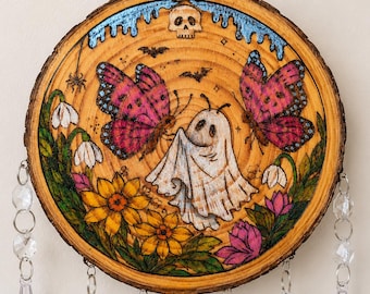 Campana de viento de mariposa caprichosa hecha a mano con pirograbado: decoración gótica espeluznante para exteriores con cuentas brillantes que atrapan el sol.