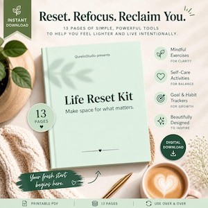 Könnte beinhalten: Ein hellgrüner digitaler Life Reset Kit Planer mit 13 Seiten. Das Cover enthält den Text 'Reset. Refocus. Reclaim You.', 'QurelioStudio presents', 'Life Reset Kit', 'Make space for what matters.' und 'Your fresh start begins here.'