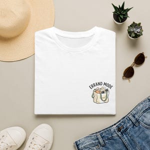 T-shirt med illustration av Errand Mode-väska | liten bröstgrafik