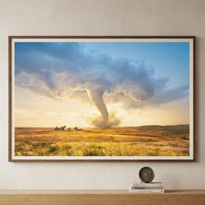 Puede incluir: Una impresión de arte mural rectangular en un marco de madera fino que representa un gran tornado tocando tierra en un vasto campo de hierba de tonos dorados bajo un cielo dramático azul y amarillo con estructuras cerca de la base.