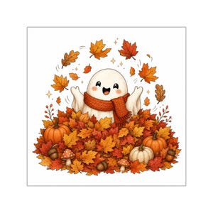 Könnte beinhalten: Eine weiße Geisterfigur mit fröhlichem Gesichtsausdruck und einem rot-orangen Strickschal, die aus einem großen Haufen Herbstlaub in Rot-, Orange- und Gelbtönen hervorschaut, umgeben von Kürbissen, Eicheln und kleinen Pilzen.