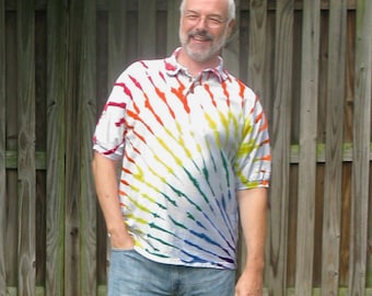 Camisa de golf con efecto tie-dye y arcoíris