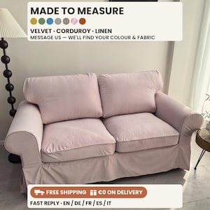 Può includere: Un divano a due posti rosa chiaro con braccioli arrotondati e base con gonna. Il testo in alto recita MADE TO MEASURE, VELVET, CORDUROY, LINEN, e MESSAGE US — WE'LL FIND YOUR COLOUR & FABRIC. Il testo in basso recita FREE SHIPPING, €0 ON DELIVERY.