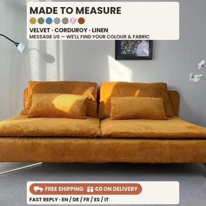 Può includere: Un divano in velluto a coste color giallo senape con due grandi cuscini per lo schienale e due cuscini rettangolari più piccoli. La struttura presenta sottili gambe in metallo argentato. Il testo recita: MADE TO MEASURE, VELVET, CORDUROY, LINEN, MESSAGE US, FREE SHIPPING, €0 ON DELIVERY, FAST REPLY, EN, DE, FR, ES, IT.