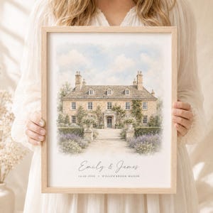 Peut inclure: Une impression aquarelle encadrée représentant un manoir en pierre avec une entrée centrale, des cheminées et une allée de jardin. Le texte indique Emily & James, 14.06.2026, et Willowbrook Manor. L'impression est dans un cadre en bois clair.