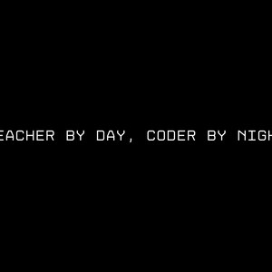 Könnte beinhalten: Ein schwarzes Grafikdesign mit dem weißen Text "TEACHER BY DAY, CODER BY NIGHT" in einer klaren, serifenlosen Monospace-Schriftart. Der Text ist horizontal und vertikal auf einem einfarbigen, schwarzen Hintergrund zentriert.