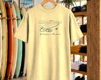 Hitta fred i pausen-t-shirt | Minimalistisk surfbräde-tröja | Inspirerande havströja | Komfortfärger