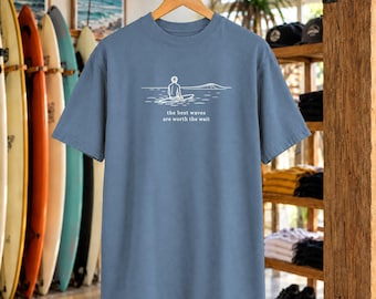 De bästa vågorna är värda väntan-t-shirt | Minimal surftålamod-t-shirt | Inspirerande havst-t-shirt | Komfortfärger