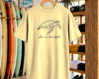 Långsamt är vackert T-shirt | Minimalistisk havssköldpadda-tröja | Inspirerande havströja | Komfortfärger