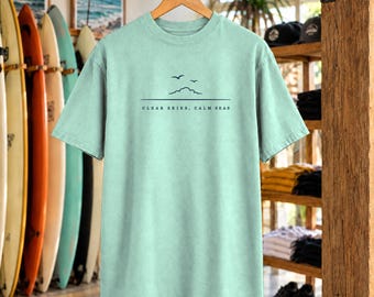 Klar himmel, lugnt hav-t-shirt | Minimalistisk mås-t-shirt | Inspirerande hav-t-shirt | Komfortfärger