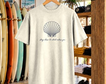 Håll dig nära det som lugnar dig T-shirt | Minimalistisk snäckskalsskjorta | Inspirerande havs-T-shirt | Komfortfärger
