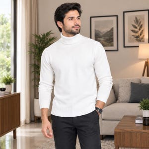 Könnte beinhalten: Ein einfarbiger, weißer Langarm-Rollkragenpullover mit geripptem Kragen, Bündchen und Saum. Der Pullover wird mit einer dunkel anthrazitfarbenen Hose kombiniert. Das Kleidungsstück hat eine körpernahe Passform mit langen Ärmeln.