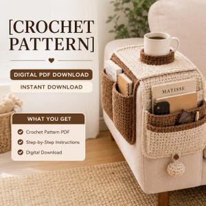Puede incluir: Un patrón de ganchillo en descarga digital PDF que muestra un organizador de reposabrazos tejido en beige y marrón con múltiples bolsillos para libros, un mando y un portavasos. El texto dice CROCHET PATTERN, DIGITAL PDF DOWNLOAD, INSTANT DOWNLOAD.