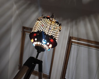 Lámpara de piso o escritorio con trípode industrial de madera de Vintage Marocain Lantern Lamp Rear Vintage Lightning Vintage Tripod Floor o Cabinet Lamp