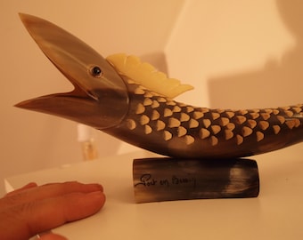 Handgeschnitzte große Fischfigur Büffelhorn Vintage Wikinger Souvenir Skulptur Statue Angeln Geschenk rustikales Dekor aus Port-en-Bessin-Huppain