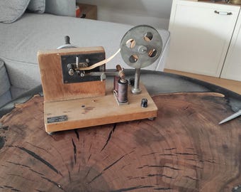 Vintage morsecodemachine, natuurkundig apparaat elektriciteit en magnetisme antieke morsecode natuurkunde apparaat oude telegrafische apparaten