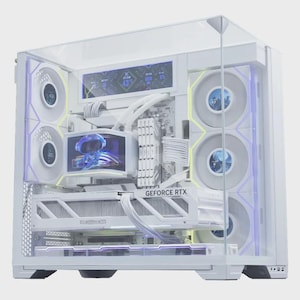 Può includere: Un case per computer bianco con pannello frontale e laterale in vetro, contenente componenti interni tra cui una scheda grafica bianca con etichetta GEFORCE RTX, diverse ventole con display circolari, uno schermo centrale e cavi bianchi.