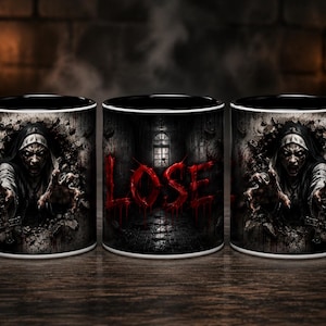 Puede incluir: Una taza de cerámica con asa e interior negros, decorada con un gráfico de terror de una monja extendiendo las manos. La taza central muestra la palabra LOSE en letras grandes de color rojo que parecen gotear sobre un fondo oscuro.