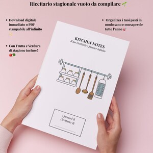 Op de afbeelding: Een witte digitale receptenplanner met de tekst KITCHEN NOTES en Il tuo ricettario e planner infinito. De omslag bevat een lijntekening van een keukenrek met potten, keukengerei en een rasp, plus een vak met de tekst Questo è il ricettario di.