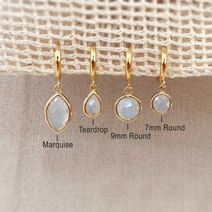 Pode incluir: Quatro brincos de argola de ouro com diferentes formas de pedras preciosas: marquise, gota, redonda de 9 mm e redonda de 7 mm.