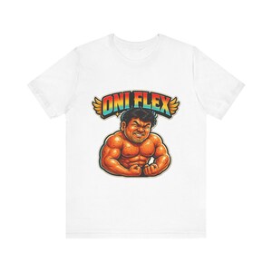 Pode incluir: Uma t-shirt branca com um gráfico de um personagem musculoso de pele laranja a flexionar os braços. Acima do personagem, o texto "ONI FLEX" é exibido numa fonte colorida e arrojada com pequenas asas amarelas em ambos os lados do texto.
