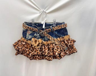 Y2K-Minirock aus Denim mit Leopardenmuster und Stufenrock, Kunstpelzbesatz, inklusive Leopardengürtel und Herzanhänger