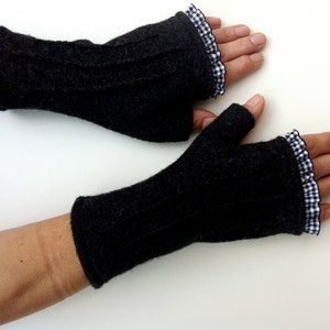 Thumb warmers anthracite with black and white lace