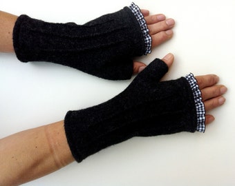 Puños para pulgar antracita con encaje blanco y negro