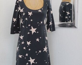 Robe en anthracite avec des étoiles beigen