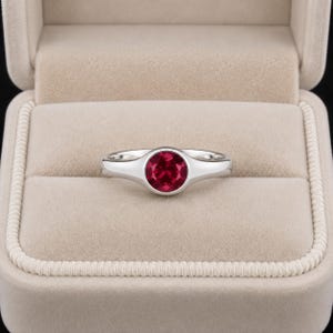 Anello con rubino del Mozambico, in argento sterling 925, anello minimalista di grande impatto, regalo di anniversario, elegante gioiello da donna.