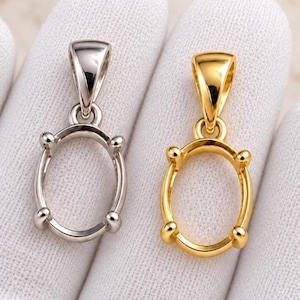 Peut inclure: Deux montures de pendentif de forme ovale, l'une dans un ton argenté poli et l'autre dans un ton doré poli. Chaque monture présente un support à quatre griffes conçu pour maintenir une pierre précieuse, relié à une bélière conique.
