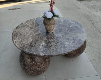 Tavolino da caffè in pietra Emperador intagliato a mano, con gambe sferiche, ideale per arredare il patio esterno.