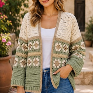 Puede incluir: Un cárdigan de ganchillo con un diseño de bloques de color en crema, verde salvia y beige. La prenda incluye filas de motivos florales de granny square, mangas largas con puños acanalados y una parte delantera abierta con borde beige.