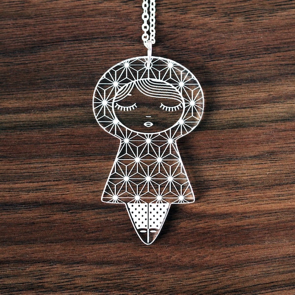 Collier poupée avec motif Asanoha - pendentif poupée japonaise - acrylique transparent - plexiglas gravé au laser - bijou poupée graphique