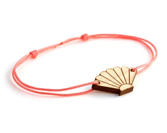 Seashell bracelet in solid wood - adjustable scallop bangle - beach jewelry - colorful summer holidays accessory - nautical unisex lasercut