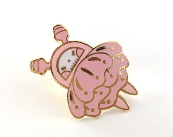 Pin esmaltado de calavera y abeja – Metal dorado, broche gótico rosa