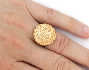 Disc ring with lace and flower pattern - wooden round ring - romantic ring - lasercut maple wood - retro floral jewelry - wedding jewellery