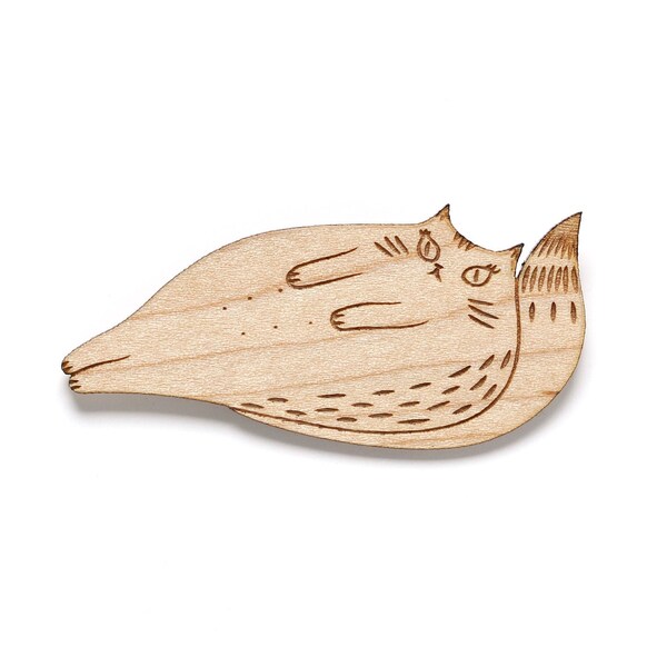 Broche Yoko en bois - pin's gros chat gravé au laser - matou gourmand et paresseux - éloge de la paresse - minou gastronome