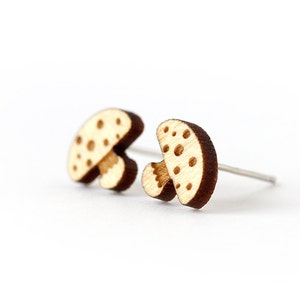 Pilz Ohrstecker - kleine Ohrringe - Herbst Ohrstecker - Grafischer Schmuck - Lasergeschnittenes Ahornholz - Chirurgenstahl aus hypoallergenem Edelstahl
