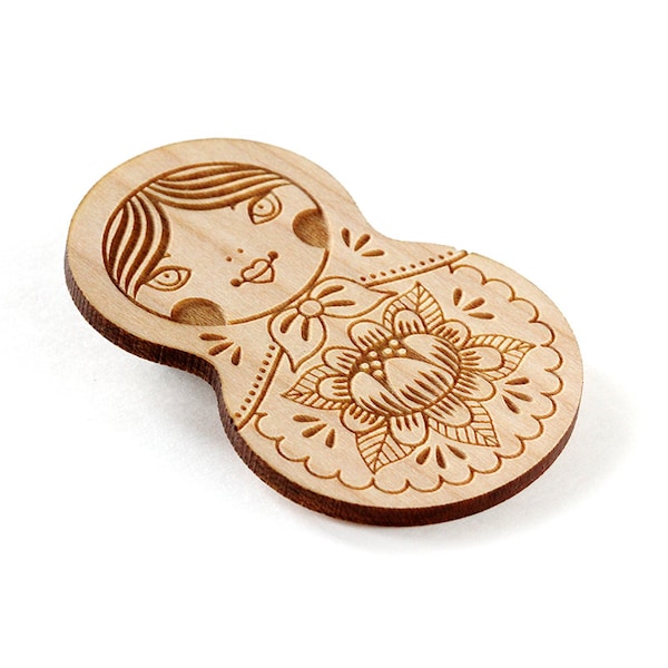 Broche Matriochka - pin's poupée russe - bijou mignon en bois - poupée kawaii - découpe laser - traditionnel - fleurs - motif floral