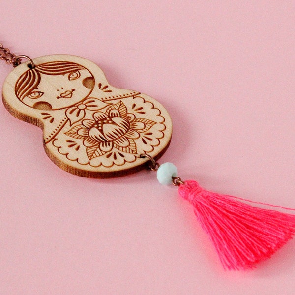 Collier Poupée russe avec pompon rose fluo - pendentif Matriochka en bois gravé au laser - bijou - pendentif folklorique