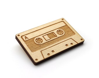 Broche Cassette audio - bijou musique - rétro geek vintage - bois gravé au laser - accessoire graphique - personnalisable avec message
