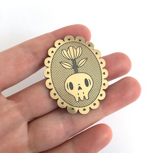 Memento mori brooch with skull and flower, in lasercut brushed gold acrylic Without