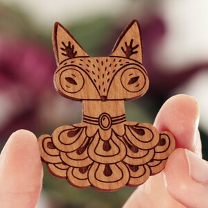 Broche Reine renarde en bois gravé au laser bijou animal mignon et décalé cadeau roi couronne costume historique image 5