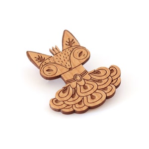 Broche Reine renarde en bois gravé au laser bijou animal mignon et décalé cadeau roi couronne costume historique image 2