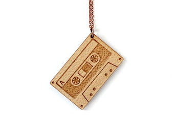 Collier Cassette audio - découpe laser - pendentif en bois - bijou musique - rock - lycée - techno - retro - graphique - vintage - années 80