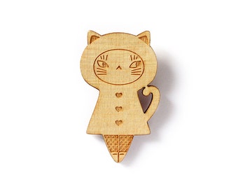 Broche poupée Chat - broche fille chaton - bijou matriochka - accessoire kokeshi - bois gravé au laser - broche poupée kawaii mignonne