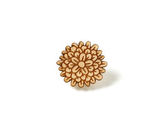 Pin's Œillet d'inde en bois gravé au laser - épinglette fleur chrysanthème - broche dianthus - fleuriste - cadeau bijou jardinier